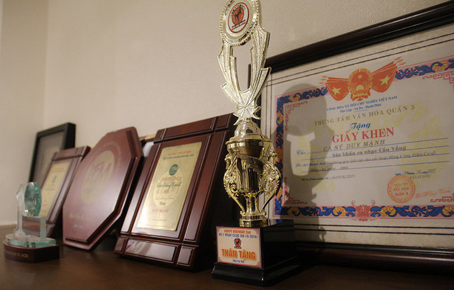 Những giải thưởng về âm nhạc được Duy Mạnh bài trí ở một góc trang trọng.