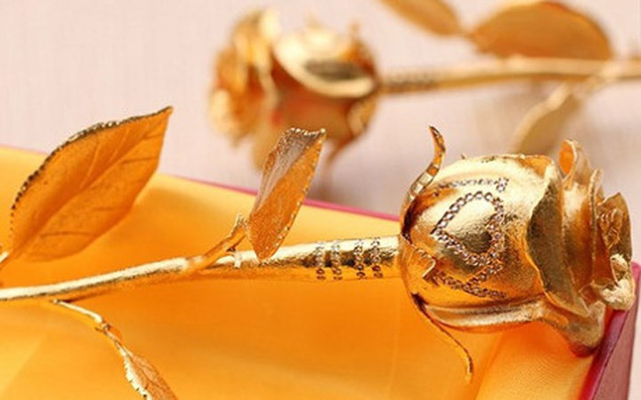 Ngoài chất liệu mạ vàng, bông hồng này còn trang trí thêm đá quý (Ảnh: KT)