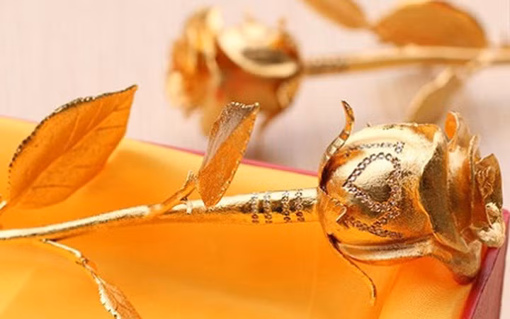 Ngoài chất liệu mạ vàng, bông hồng này còn trang trí thêm đá quý (Ảnh: KT)