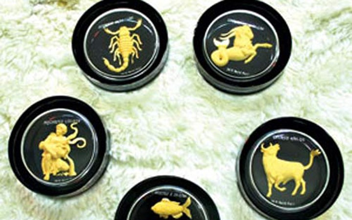 Bộ quà tặng mạ vàng mang hình các cung hoàng đạo (Ảnh: SGTT)