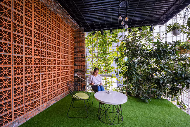 Trên diện tích 100m2 dự án được hoàn thành vào đầu năm 2018 với ước mơ của gia chủ về một tổ ấm để “An cư lạc nghiệp” là điều mà nhiều cặp vợ chồng trẻ lập nghiệp ở chốn đô thị mong muốn. Phong House là ngôi nhà được thiết kế và cải tạo lại từ xưởng sản xuất đồ gỗ cũ với các khối xây và đúc sẵn. Căn nhà được thiết kế dạng mặt lưới tạo cảm giác rộng và thoáng hơn. Theo chủ sở hữu, họ hy vọng ngôi nhà được tái tạo theo phương châm lại gần thiên nhiên và có chi phí xây dựng thấp.