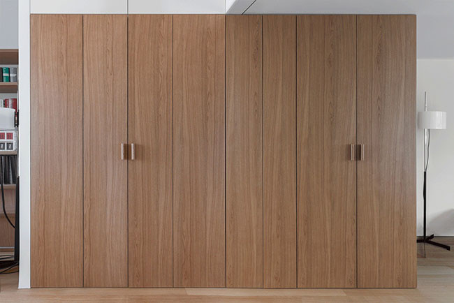 Đằng sau khối tủ gỗ sồi này ẩn giấu rất nhiều bí mật thú vị. Một thiết kế thông minh và hợp lý. Mở cánh tủ ra, bạn sẽ thấy tủ được chia làm 2. Một bên là căn bếp nhỏ.