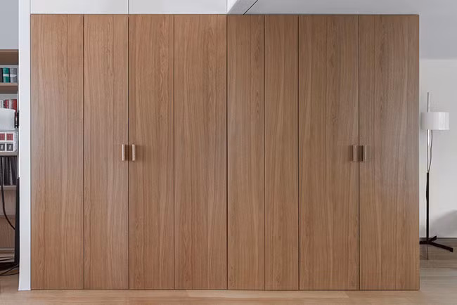 Đằng sau khối tủ gỗ sồi này ẩn giấu rất nhiều bí mật thú vị. Một thiết kế thông minh và hợp lý. Mở cánh tủ ra, bạn sẽ thấy tủ được chia làm 2. Một bên là căn bếp nhỏ.