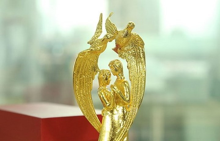 Bức tượng đôi uyên ương có giá 4,5 triệu đồng (Ảnh: KTĐT)