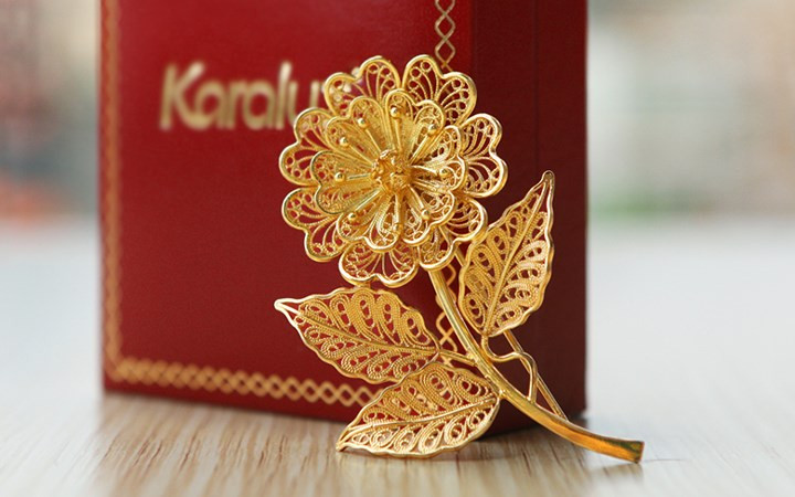 Hoa cài áo mạ vàng có giá 1,5 triệu đồng (Ảnh: karalux)