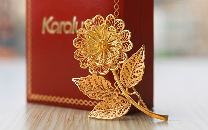 Hoa cài áo mạ vàng có giá 1,5 triệu đồng (Ảnh: karalux)