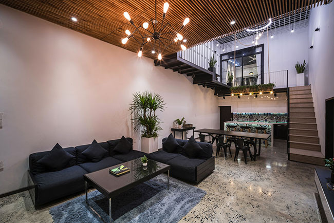 Tầng trệt là không gian mở bao gồm nhà bếp, phòng ăn và phòng khách.