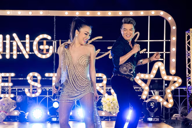 Đàm Vĩnh Hưng và Hồng Ngọc tái ngộ trên sân khấu. Đêm nhạc với Mr. Đàm có ý nghĩa mở màn một năm “tấn công” Vpop với hàng loạt sản phẩm sẽ ra mắt đều đặn mỗi 2-3 tháng. Vì thế, “Ông hoàng nhạc Việt” đã đầu tư rất nhiều tâm huyết và cũng như chi phí cho trang phục biểu diễn. Trong chương trình, nam ca sĩ đã đảm nhận một lúc 3 vai trò, biên tập âm nhạc, ca sĩ, MC. Ngoài ra, anh chi gần 1 tỷ đồng cho 5 bộ trang phục xuất hiện trong đêm 19.2.