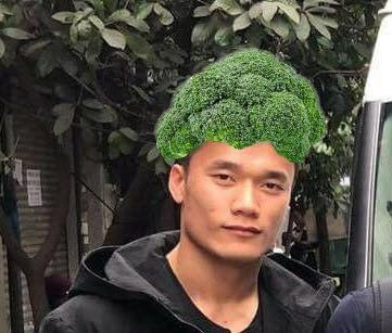 Hình ảnh về kiểu tóc mới của Bùi Tiến Dũng ngay lập tức được cư dân mang chia sẻ và đùa vui gọi đây là kiểu tóc “súp lơ”. Lập tức có ngay bức ảnh chế như thế này đây!