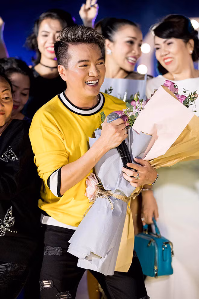 Nghe lời chia sẻ, “ông hoàng nhạc Việt” nổi tiếng gai góc đã thể hiện sự xúc động của mình ra mặt khi bước lên sân khấu song ca cùng cô ca khúc Như đã dấu yêu.