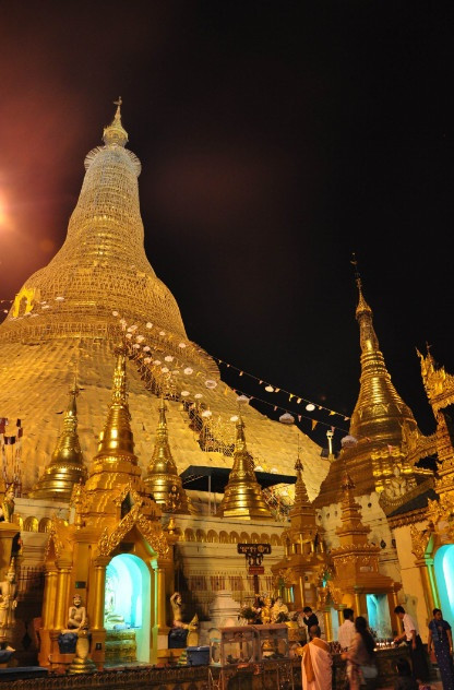 Năm 1775, thân tháp đã được xây dựng với độ cao như hiện tại. Tháp chính cao 112m, thiết kế theo hình chiếc chuông, bên trong xây bằng gạch và dán lá vàng bên ngoài. Đáy tháp có chu vi 432,8m, cao 99,4m. Đỉnh tháp nạm 7.000 viên đá quý và kim cương lớn, trong đó có một viên nặng tới 76 carat.