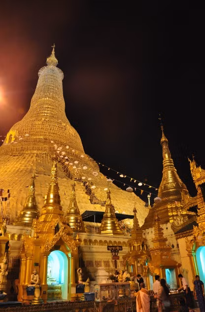 Năm 1775, thân tháp đã được xây dựng với độ cao như hiện tại. Tháp chính cao 112m, thiết kế theo hình chiếc chuông, bên trong xây bằng gạch và dán lá vàng bên ngoài. Đáy tháp có chu vi 432,8m, cao 99,4m. Đỉnh tháp nạm 7.000 viên đá quý và kim cương lớn, trong đó có một viên nặng tới 76 carat.