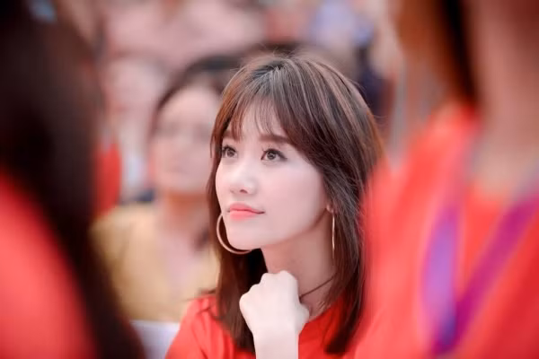 Lối trang điểm tự nhiên với son môi phớt hồng, đôi mắt trang điểm nhẹ và hàng lông mi cũng không quá dày rất được bà xã Trấn Thành yêu thích.