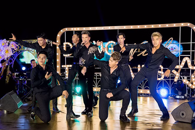 Trên sân khấu, Hồng Ngọc đã thốt ra lời hứa thể hiện tình nghĩa keo sơn của cô và Đàm Vĩnh Hưng: “Có một người mà cho dù trong hoàn cảnh nào, ở bất cứ khi nào... Hồng Ngọc sẽ chạy đến ngay lập tức, ngày xưa khi còn độc thân hay bây giờ là bà mẹ ba con cũng vẫn vậy. Người đó là anh Đàm Vĩnh Hưng. Mặc dù, ngày xưa, anh ấy là người la Ngọc nhiều nhất”.