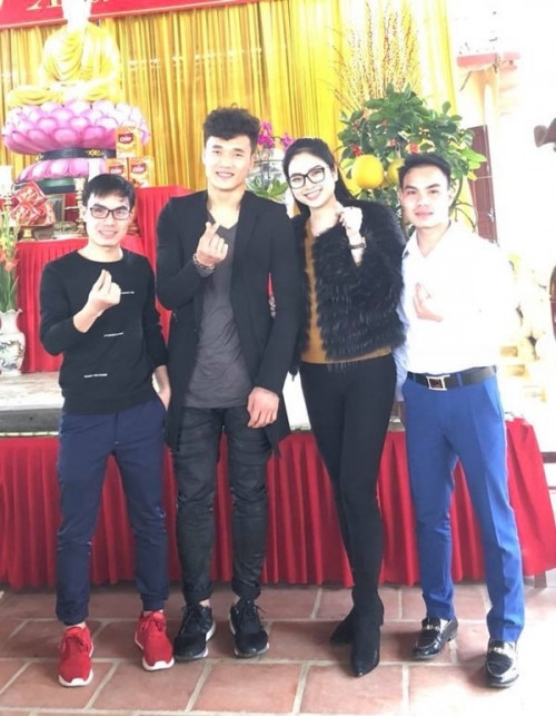 Nhìn kĩ, kiểu tóc của Bùi Tiến Dũng gần giống với kiểu tóc của các “oppa xứ kim chi”! Dù bị trêu ghẹo nhưng anh chàng vẫn tự tin xuống phố, thăm viếng họ hàng người thân trong dịp Tết.