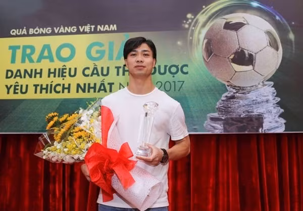 Trước đó anh từng để kiểu tóc dài như thế này, trông có phần giừ hơn độ tuổi của anh.