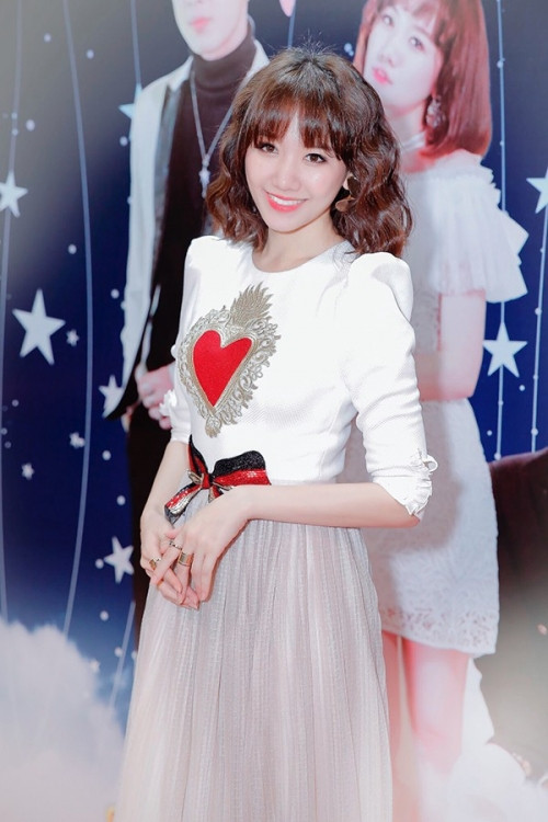 Trong khi các màu son tông đất như cam đất, đỏ gạch lên ngôi thì Hari Won vẫn trung thành với màu son hồng tươi sáng. Vì có nhan sắc ngọt ngào nên lối trang điểm này rất phù hợp với cô.