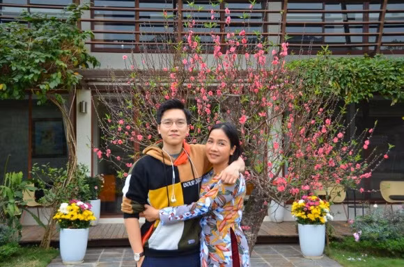 Con trai Mỹ Linh gây bất ngờ bởi diện mạo cao lớn, điển trai.