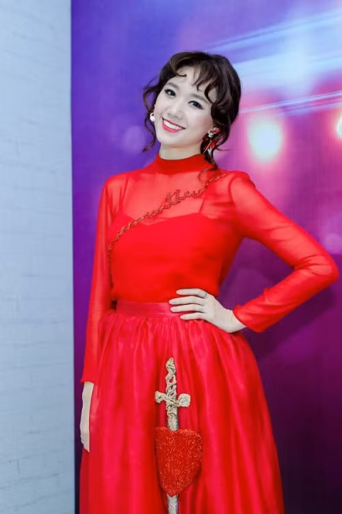 Mặc những bộ đầm cầu kì, Hari chỉ sử dụng son đỏ nổi bật hơn chứ không trang điểm đậm hơn chút nào.