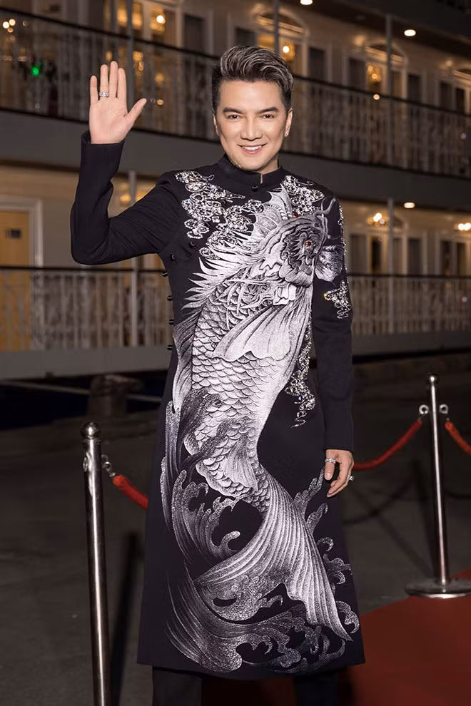 Tối 19.2 (mùng 4 Tết), chương trình Dining with The Stars - Mùa Vàng Son của hai ca sĩ Đàm Vĩnh Hưng - Hồng Ngọc diễn ra trên sông Sài Gòn. Cả hai liên tục trình diễn hơn 30 ca khúc trong suốt 3 giờ.