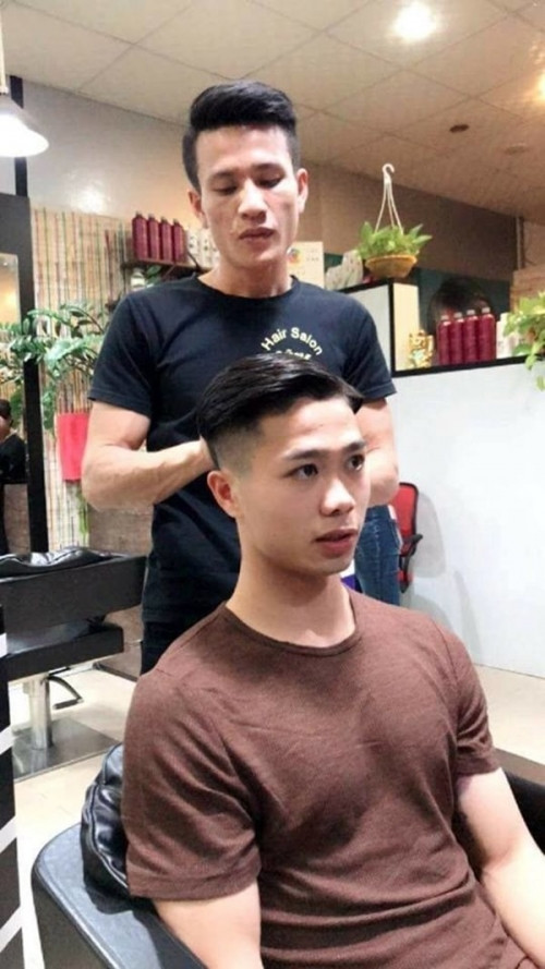 Công Phượng là một trong những “hoàng tử bóng đá” chiếm được cảm tình của không ít fan nữ. Chính vì vậy nhất cử nhất động của anh chàng cũng được theo dõi trên từng cm. Đón Tết Mậu Tuất, Công Phượng lầm mới hình ảnh bằng cách cắt kiểu tóc cực soái ca như thế này.