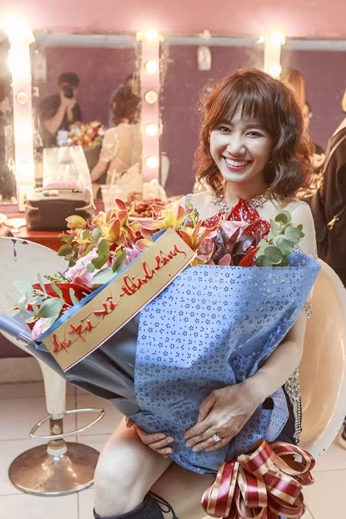 Có thể thấy là nữ ca sĩ Hari Won không hề chạy theo các trào lưu trang điểm hiện hành, ngay cả phần tạo khối cũng rất nhẹ nhàng, khiến dung mạo của cô luôn tươi tắn.