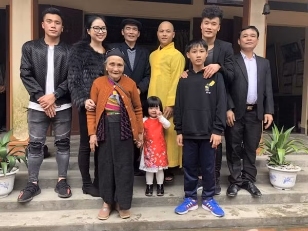 Tết là một trong những dịp để giới trẻ làm mới hình ảnh bản thân, Bùi Tiến Dũng cũng không ngoại lệ.