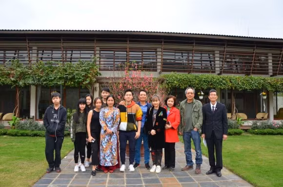 Gia đình Mỹ Linh tiễn Duy Anh đi du học nước ngoài.