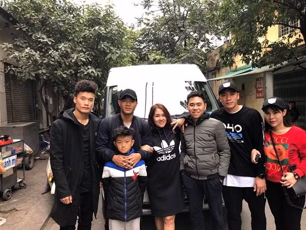 Có thể thấy dù kiểu tóc mới có vẻ hơi “ngố tàu”, tuy nhiên vẻ điển trai của chàng “thủ môn quốc dân” thì vẫn vậy.