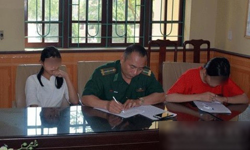 Lực lượng chức năng tổ chức bàn giao 2 thiếu nữ cho gia đình.