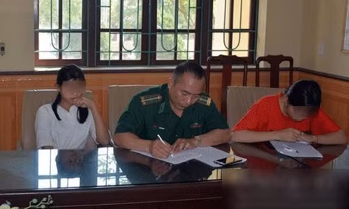 Lực lượng chức năng tổ chức bàn giao 2 thiếu nữ cho gia đình.