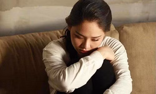 Đàn bà bước vào cánh cửa hôn nhân đều mang trên vai nhiều gánh nặng - Ảnh minh họa: Internet