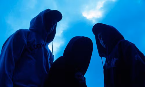 Các băng đảng ép những cô gái trẻ, trong đó có cả những em chỉ mới 12 tuổi, phục vụ nhiều thành viên nam trong một đêm. Ảnh: Alamy.