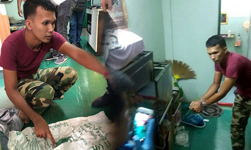 Khám xét nhà của nghi phạm.