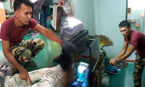 Khám xét nhà của nghi phạm.