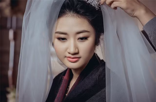 Hoa hau Thu Ngan lo so mat chong dai gia hon 19 tuoi