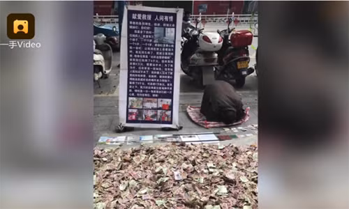 Có nhận định cho rằng đây là phương thức ăn xin kiểu mới. Ảnh: Miaopai