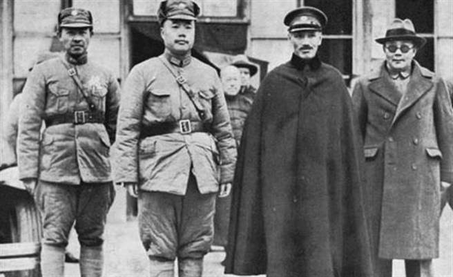 Từ trái qua, người đứng thứ 2 là Tống Triết Nguyên, thứ 3 là Tưởng Giới Thạch.