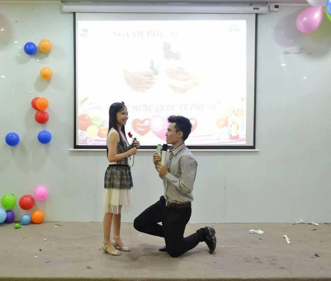 Khoảnh khắc Minh Chung cầu hôn Y Phụng trước đám đông.