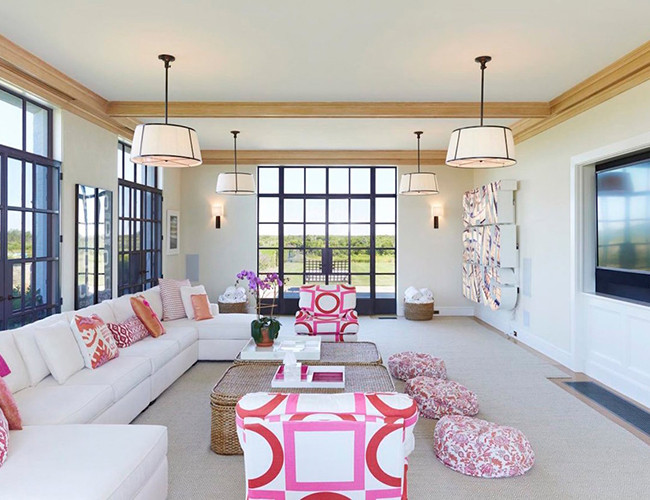 Ngôi nhà chính rộng hơn 1800 mét vuông với 12 phòng ngủ và 12 phòng tắm. Cửa sổ lớn bằng kính được tận dụng để dễ dàng ngắm nhìn toàn cảnh bờ biển.