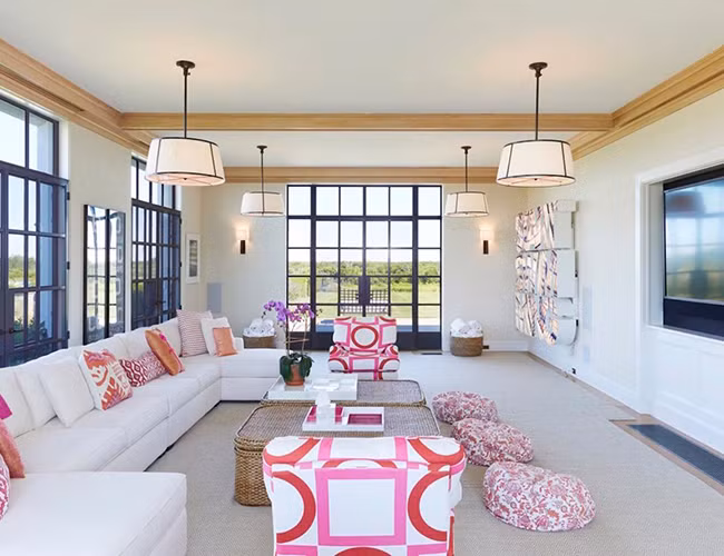 Ngôi nhà chính rộng hơn 1800 mét vuông với 12 phòng ngủ và 12 phòng tắm. Cửa sổ lớn bằng kính được tận dụng để dễ dàng ngắm nhìn toàn cảnh bờ biển.