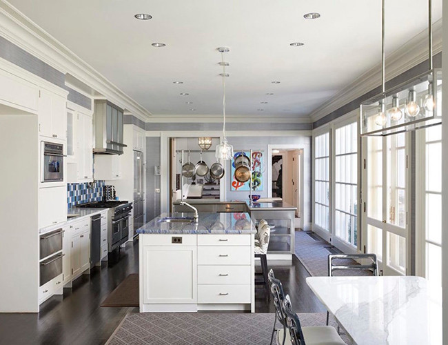 Một nhà bếp lớn với nhiều không gian để nấu nướng và tụ tập gia đình.