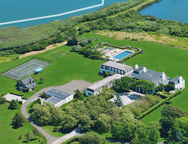 Ngoài nhà chính, căn biệt thự còn có nhà để xe có thể chứa ít nhất sáu chiếc ô tô, nhà kính, sân tennis, sân bóng rổ và nhà khách riêng gồm ba phòng ngủ.