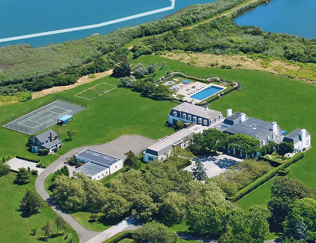 Ngoài nhà chính, căn biệt thự còn có nhà để xe có thể chứa ít nhất sáu chiếc ô tô, nhà kính, sân tennis, sân bóng rổ và nhà khách riêng gồm ba phòng ngủ.