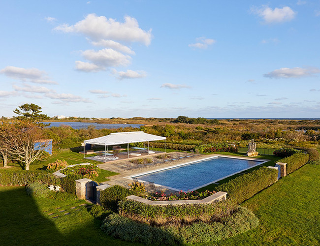 Hàng rào bao quanh hồ bơi cao gần 2 mét.