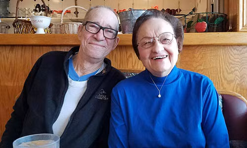 Vo chong gia nhan tan bi kich vi dua con 50 tuoi hu hong