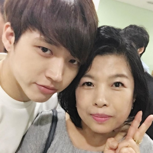 “Mama tổng quản” chàng ca sĩ Nam Woo Hyun (Infinite) sở hữu vẻ đẹp giản dị.