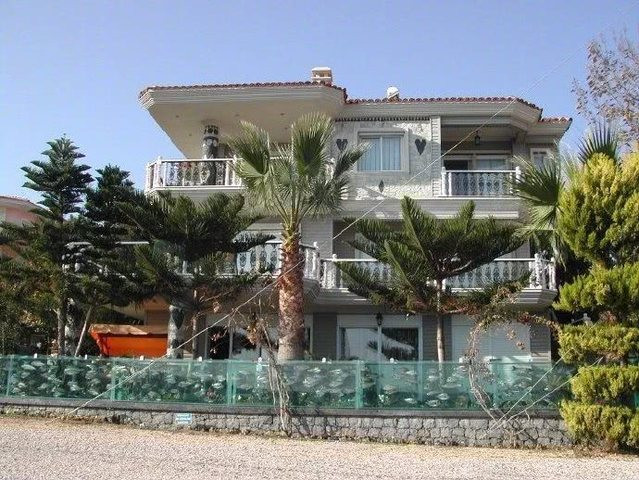 Vị đại gia cho biết, việc xây dựng “hàng rào thủy cung” không hề khó, mà việc duy trì tuần hoàn nước trong bể cá mới là vấn đề nan giải. Do đó, ông đã chế ra một ống nước dài 400m nối thông với biển Aegea.