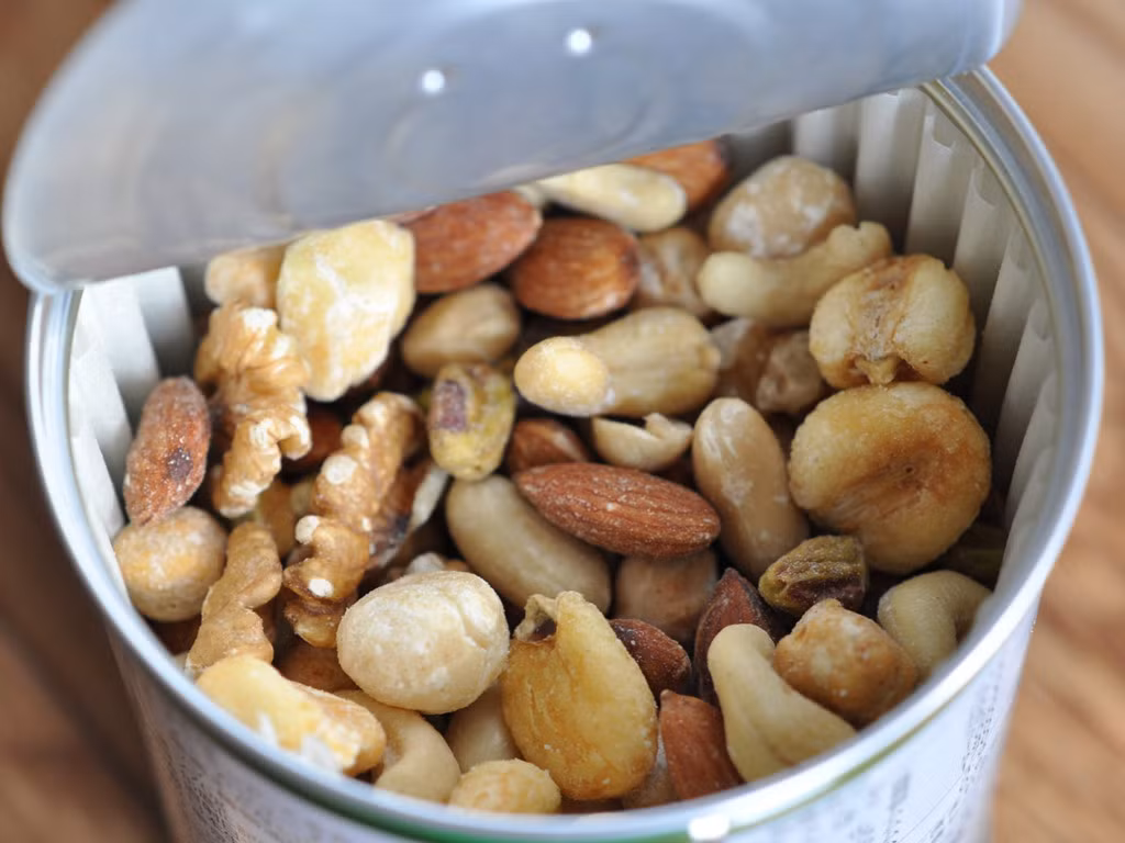 7. Các loại hạt và bột ngũ cốc Hầu hết hạt như lạc, hạnh nhân... đều chứa hàm lượng dầu cao. Do đó, những loại dầu ăn làm từ các hạt này nhanh bị ôi hơn với các loại khác. Vì vậy, lời khuyên là chỉ nên mua một lượng vừa đủ để dùng hết trước khi chúng bị hỏng.