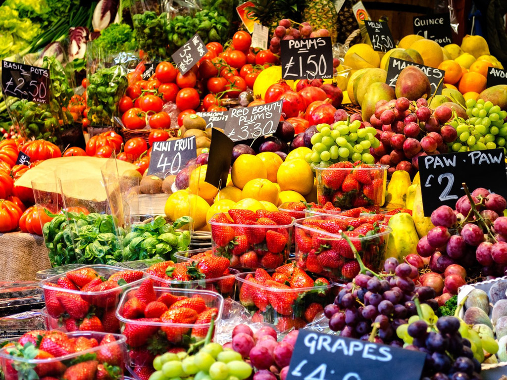 1. Thực phẩm tươi Trừ phi phải chuẩn bị cho một gia đình lớn hoặc nhiều người, việc mua thực phẩm tươi theo số lượng lớn là một ý tồi. Bởi vì hầu hết thực phẩm tươi sẽ bắt đầu biến chất sau một tuần, thậm chí một số hỏng chỉ sau vài ngày. Tuy nhiên, nếu bạn thích ăn bánh chuối nướng hay sinh tố chuối và chuối là mặt hàng đang có giảm giá tốt, hãy mua cả lố, miễn là bạn có đủ chỗ trong tủ lạnh.